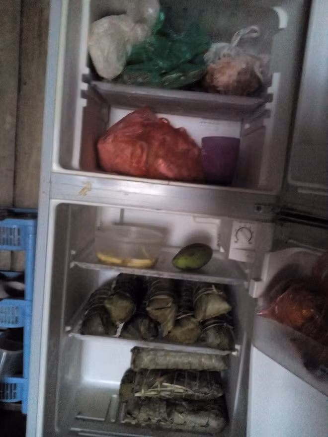 Chiếc tủ lạnh đầy bánh Tét được nickname Anh Thúy chia sẻ cùng dòng bình luận: "Em ngán bánh Tét lắm rồi. Ai giải cứu em đi, thực phẩm tươi thì không được ăn. Giờ toàn phải ăn đồ lưu cữu".