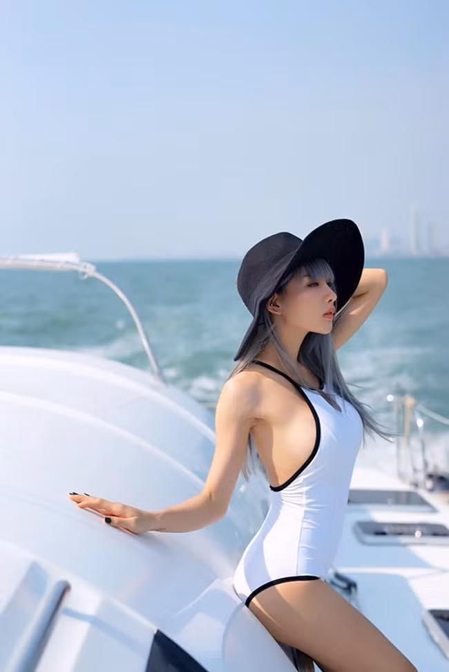 Với lợi thế ngoại hình, Lookgade Chadaporn hiện đang là mẫu ảnh nổi tiếng ở xứ chùa Vàng. Cô nàng hot girl Thái Lan này rất đắt show, là người mẫu ảnh, người mẫu game, người mẫu xe, đặc biệt là một trong những showgirl nhận được nhiều ái mộ.