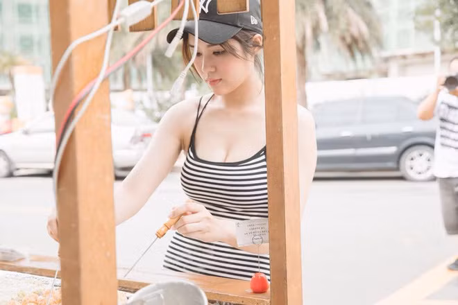Việc các cô gái xinh đẹp bất ngờ nổi tiếng khi đang bán hàng rong không phải là hiếm thời gian qua. Từ cô bán hàng thịt lợn ở Thái Lan, hot girl bán trà sữa hay mới nhất là chủ tiệm bánh Takoyaki xinh đẹp đều được cộng đồng mạng "khai quật".