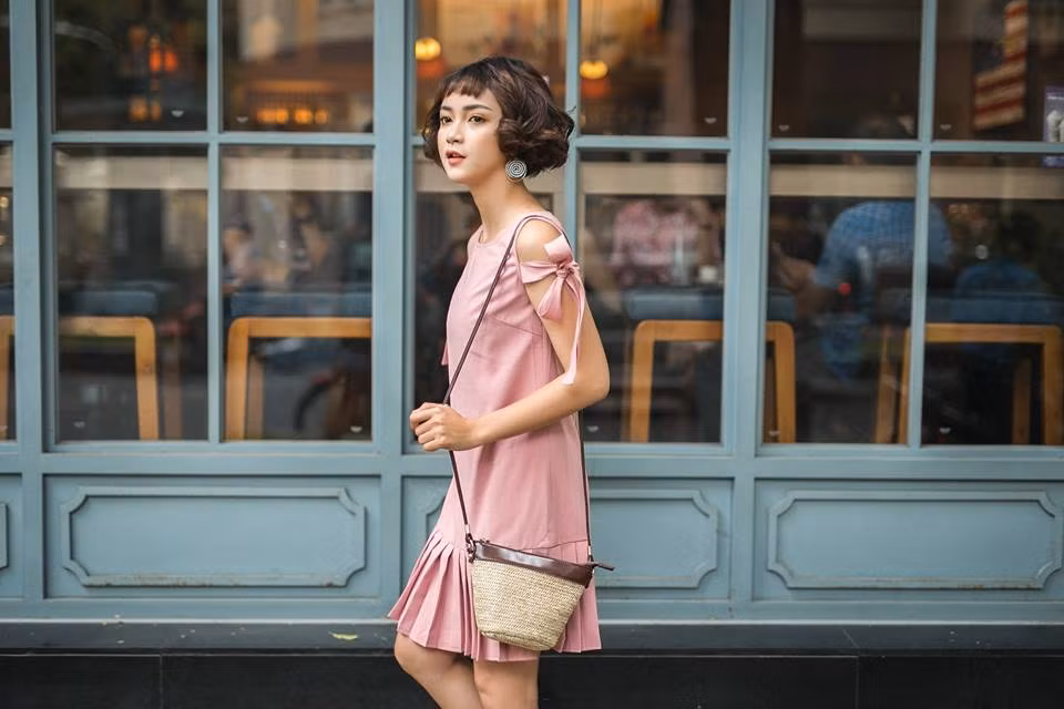 Nhìn qua những bức ảnh làm mẫu, có thể thấy Kỳ Hân thuộc guu người mẫu ảnh đúng chuẩn "petite" (nhỏ nhắn, mảnh dẻ, xinh xắn). Cô nàng này rất hợp với phong cách búp bê với khuôn mặt tròn, gò má cao phúng phính, đôi mắt to long lanh cùng một thần thái không lẫn vào đâu được.