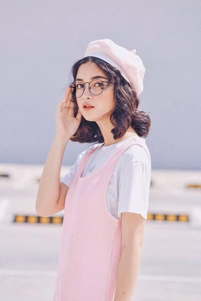 Kỳ Hân có đam mê lớn với thời trang, thích lụa là quần áo nên đi chụp được tiếp xúc với những thứ 9X Sài thành này cảm thấy vô cùng thích thú mỗi khi được đi chụp cũng là một động lực để bước tiếp dài hơi.