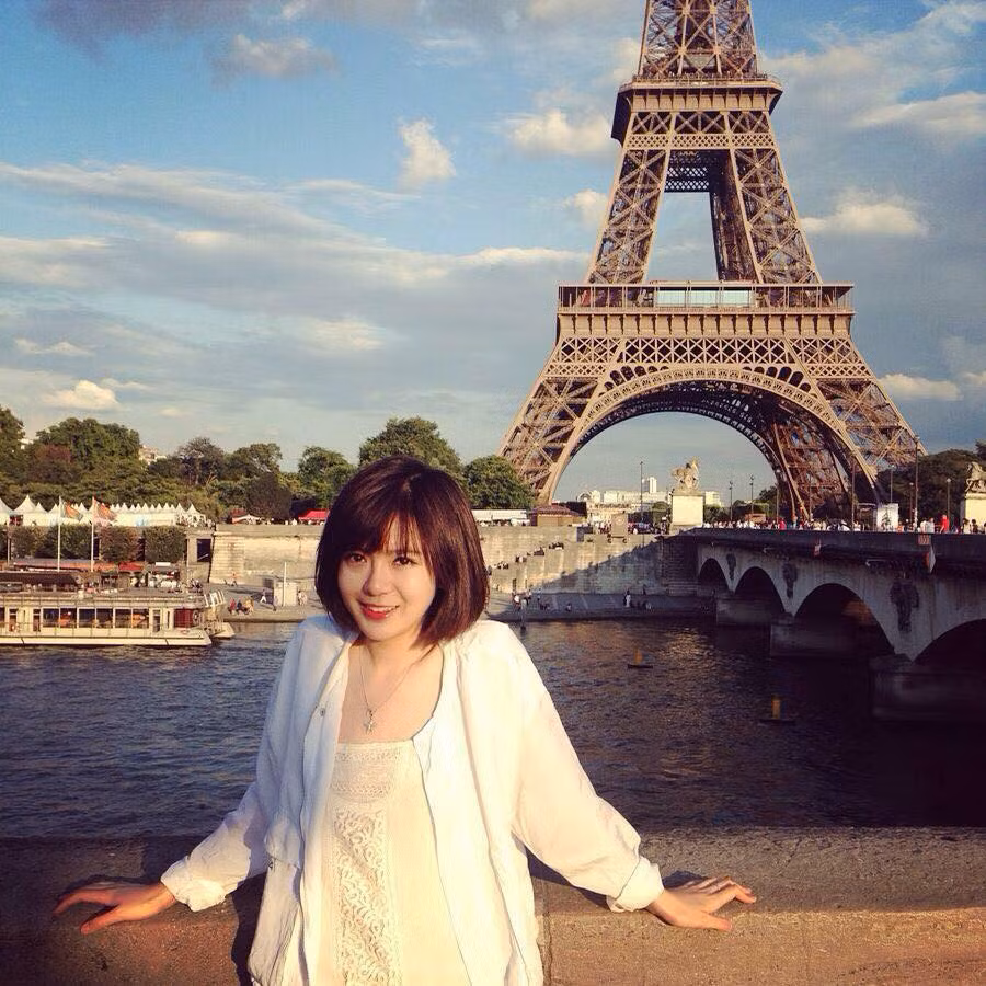 Rất ít khi NHM thấy hot girl du học này diện những bộ đồ bó sát người.