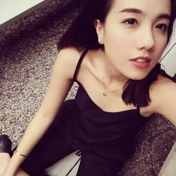 Nhưng qua những bức ảnh này, đã "tố cáo" bạn gái của hot vlogger JVevermind là một cô gái "màn hình phẳng".