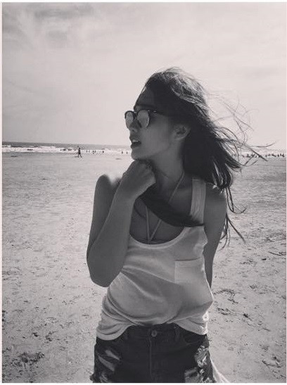 Cũng là một hot girl có vòng một bị lép, thế nhưng Khả Ngân lại sở hữu khuôn mặt cực xinh và nụ cười tỏa sáng.