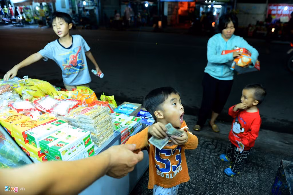 Những hôm bán dư dã chút đỉnh, chị Loan "thưởng" cho bọn trẻ những chiếc bánh ngọt.