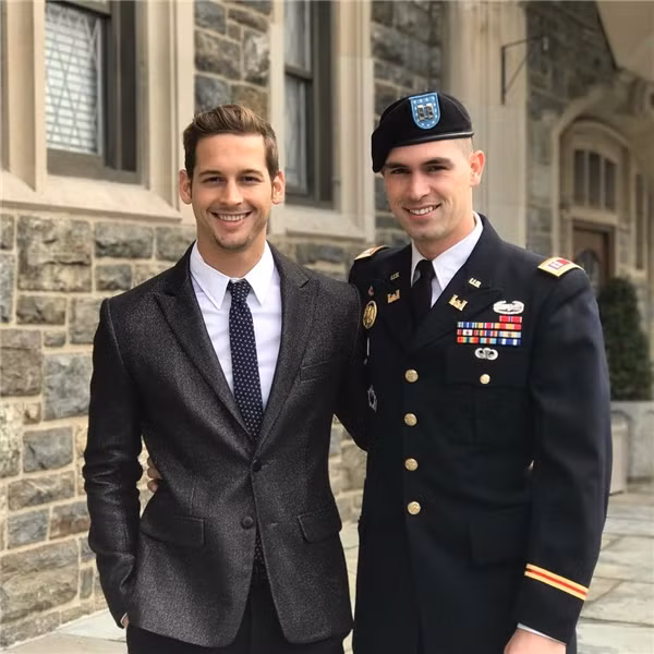 Andres Camilo là học viên của Học viện Quân sự West Point danh tiếng tại Mỹ còn người yêu của anh là Max Emerson – một người mẫu và vlogger khá nổi tiếng. Sự việc cùng nhau đi dạ hội tại trường của hai anh chàng này bắt đầu từ tấm ảnh được đăng trên trang cá nhân của Camilo và bắt đầu được cộng đồng mạng chia sẻ.