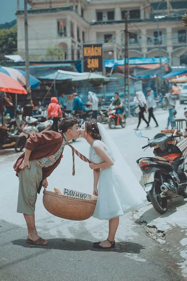 Mới đây, anh chàng "thánh chế" Đỗ Duy Nam khiến nhiều người bất ngờ bằng bộ ảnh cưới cũng hài hước không kém. Với trang phục "kệch cỡm" trên áo vest, dưới quần ngố và chân đi dép tổ ong, "chú rể" Duy Nam khiến nhiều người phải bò lăn ra cười.