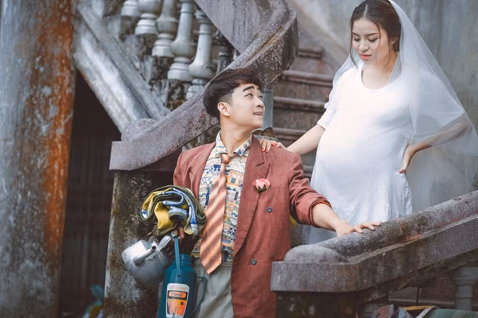 Ngọc Anh cũng thông cảm cho nghề nghiệp của mình. Có lẽ sự hy sinh của những ngày xa cách, những giọt nước mắt đợi chờ đã cảm hóa con ngựa hoang miền núi như mình, để mình lớn hơn. Ai cũng đến lúc trưởng thành và xây dựng tổ ấm gia đình, đó là một bước ngoặt lớn của cuộc đời".