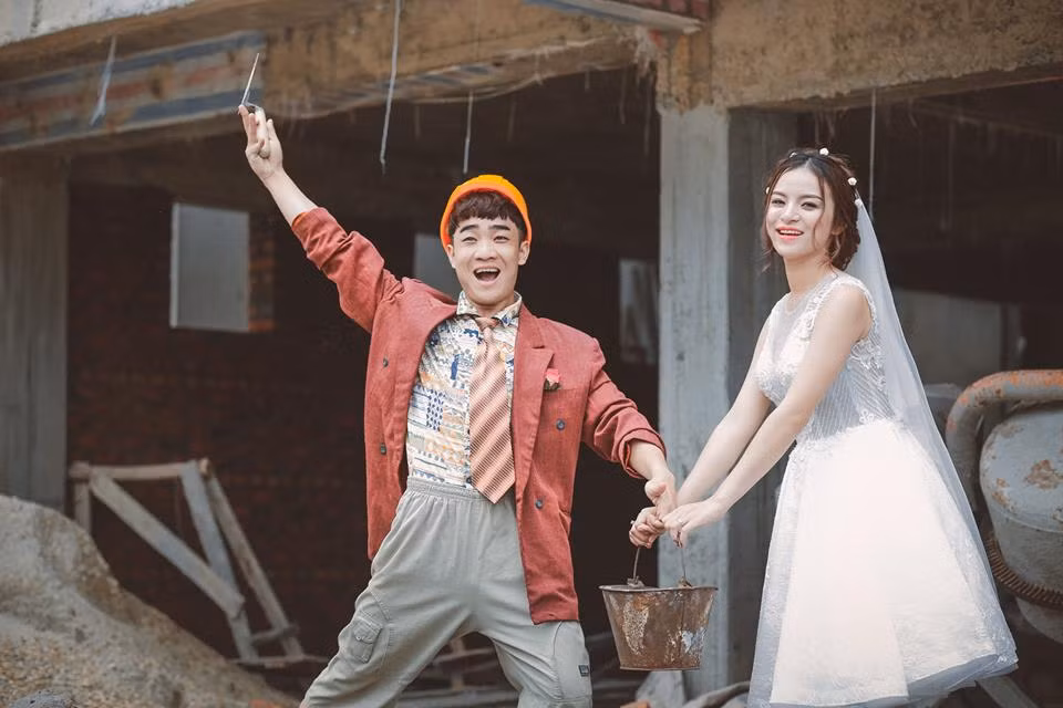 Bộ ảnh cưới của Duy Nam được đặt tên "Luôn Bên Anh" bao gồm 3 phần: ngày cưới, nắm tay và thanh thản. Đó là 3 giai đoạn của một cặp vợ chồng, bắt đầu hôn nhân, cùng xây dựng tổ ấm và tiến đến 60 năm cuộc đời. Bộ ảnh như một câu chuyện của một cặp vợ chồng, có mở, thân bài và kết.