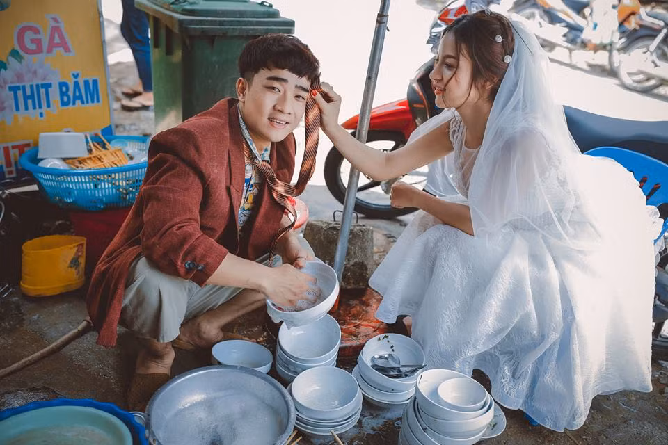 Nói về bạn đời của mình, Duy Nam chia sẻ: "Vợ mình là một cô gái chịu thương chịu khó và rất dễ thương. Gần 3 năm yêu nhau trải qua không ít lần sóng gió, không ít lần vỡ bát đũa, cuối cùng vợ chồng em cũng hàn gắn để cùng nhau mang rơm về làm tổ vào ngày 11/9/2016 Dương lịch này".