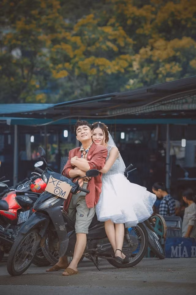 "Mình đang làm phim hài tết Bờm của đạo diễn Phạm Đông Hồng, cắt đầu bát tô để làm chàng Bờm ngốc nghếch, thật thà. Đang quay dở thì phải chụp ảnh cưới, trong cái rủi lại có cái may, em nghĩ ra ý tưởng này và vợ em gật đầu ngay lập tức", Duy Nam chia sẻ trên trang cá nhân của mình.