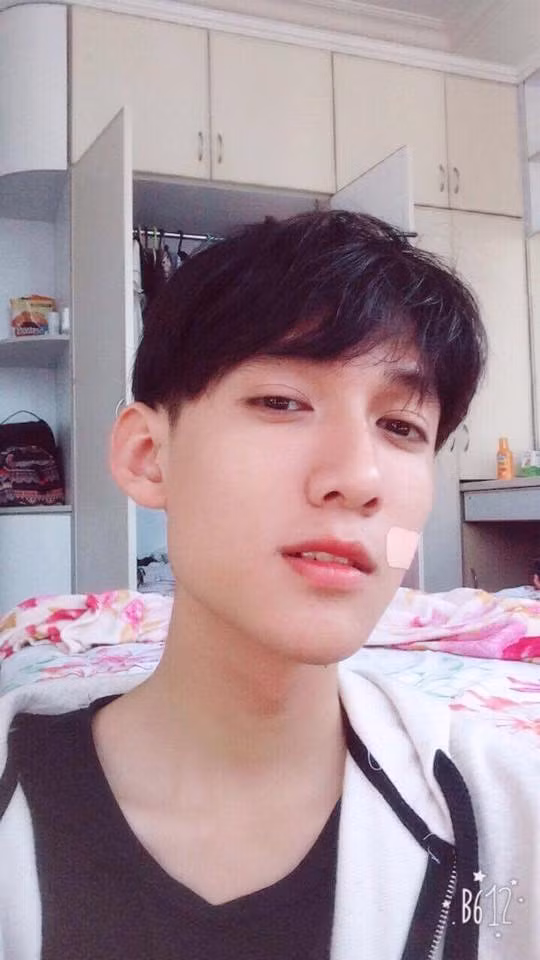 Cùng ngắm nhìn nam sinh trường chuyên Hạ Long đẹp trai như nam thần khiến dân mạng phải mê mẩn. Ảnh trong bài: Facebook Phạm Hoàng An.