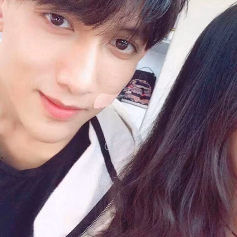 Tuy nhiên, khi bức ảnh chàng nam sinh 2000 này chụp cùng một bạn nữ (không thấy rõ mặt) xuất hiện trên diễn đàn mạng, nhiều cô gái tỏ thái độ ghen tị và đoán rằng đã "có chủ".