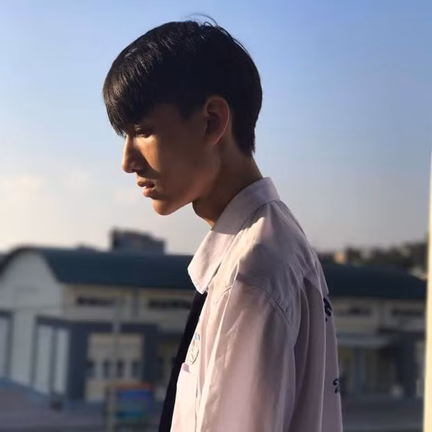 Ngay sau khi hình ảnh của anh chàng nói trên được đăng tải rộng rãi trên mạng xã hội, những thông tin về nam thần đẹp trai này đã được tìm ra, đó là Phạm Hoàng An (SN 2000) hiện là học sinh lớp 12 trường THPT chuyên Hạ Long (Quảng Ninh).