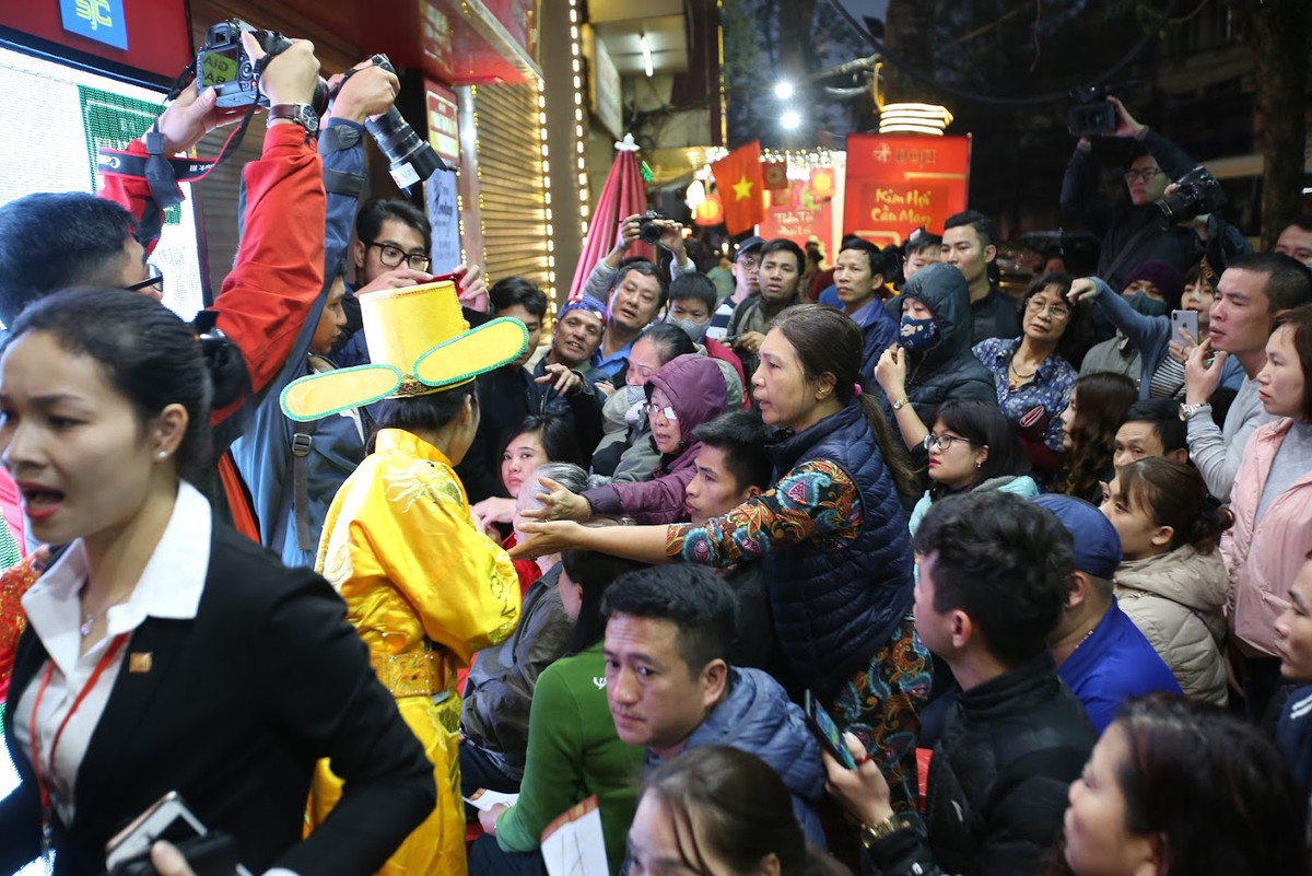 Không khí trước cửa hàng vàng càng gần đến giờ mở cửa càng "nóng" do ai cũng muốn mua vàng sớm nhất.