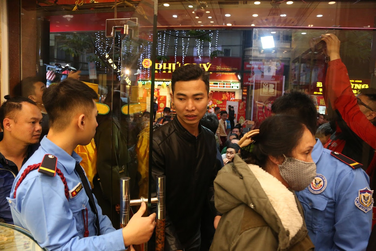 Lực lượng bảo vệ phải làm việc rất vất vả để đảm bảo trật tự trong ngày mua vàng Vía Thần tài.
