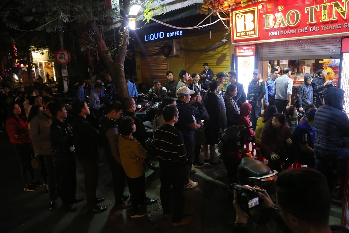 Ngày Thần Tài và Valentine năm nay trùng nhau, sức mua vì thế được dự đoán khá lớn ở cả 2 phân khúc khách hàng là người mua cầu may và mua vàng tặng tình nhân.