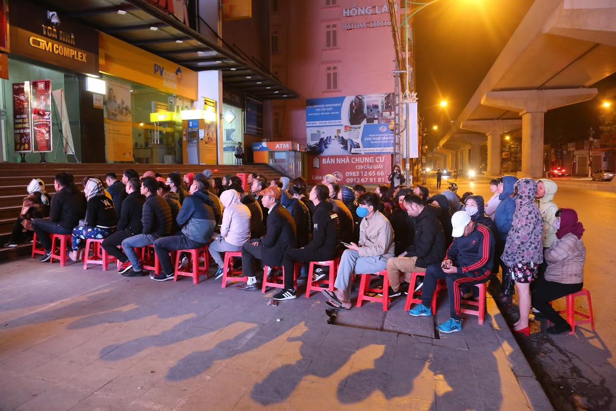 Từ 5h sáng, dòng người xếp hàng trước cửa hàng vàng của Công ty Bảo tín Minh Châu đã kéo dài từ vỉa hè xuống tới lòng đường để chờ mua được những món trang sức bằng vàng trong ngày Vía Thần tài.