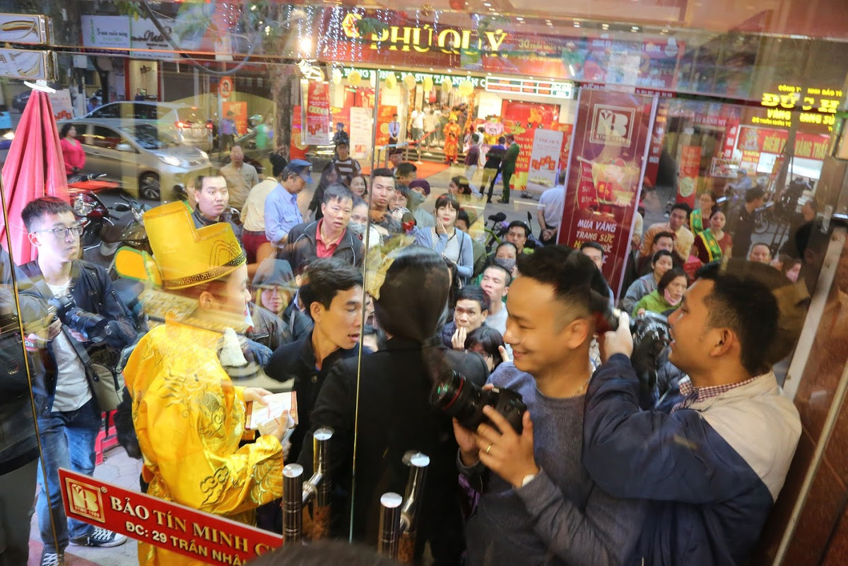 6h30, cửa hàng trang sức Bảo Tín Minh Châu đồng loạt mở cửa để đón những vị khách đầu tiên.