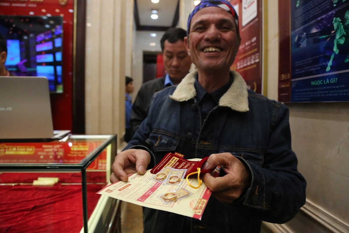 Chia sẻ với PV Kiến Thức, cụ Hoàng Đức (76 tuổi, Nguyễn Công Trứ - Hà Nội) chia sẻ: "Năm nào tôi cũng mua vàng vào ngày này. Dù ít, dù nhiều nhưng tôi cũng mua để lấy lộc cho con cháu trong nhà đi làm ăn. Năm nay tôi mua 3 chỉ vàng tròn của Bảo Tín Minh Châu".