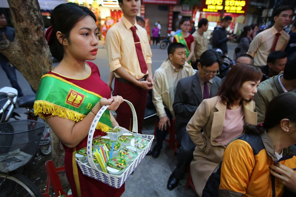 Nước uống cũng được các nhân viên phục vụ khách hàng.