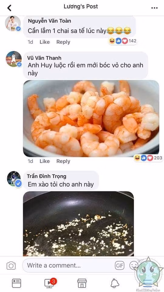 Văn Toàn cần sa tế để ăn lẩu tôm, Văn Thanh đã bóc sẵn vỏ còn Đình Trọng thì đã phi thơm tỏi băm để chuẩn bị món tôm cho Xuân Trường.