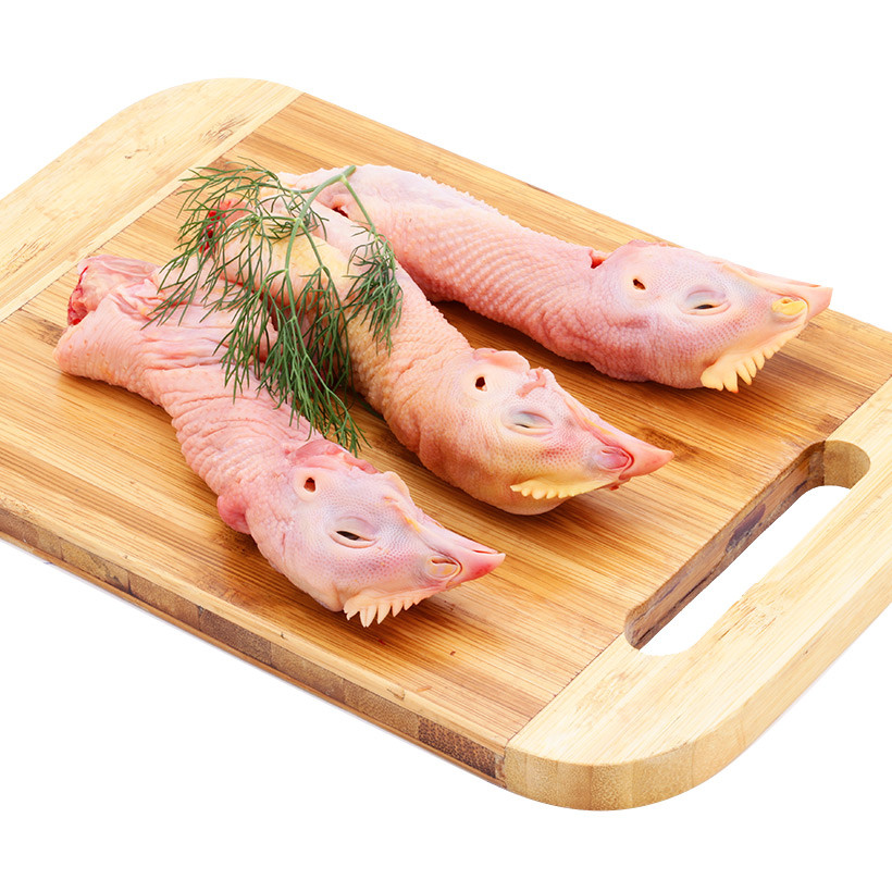 Cổ gà: Cổ gà là món khoái khẩu của mọi người đặc biệt là dân nhậu nhưng ít ai biết nó là bộ phận không nên ăn. Giống như phao câu, trong cổ hà chứa nhiều hạch bạch huyết, hạch này chứa chất gây hại cho sức khỏe con người. Vậy nên hạn chế được thì hãy hạn chế món ăn này nhé.