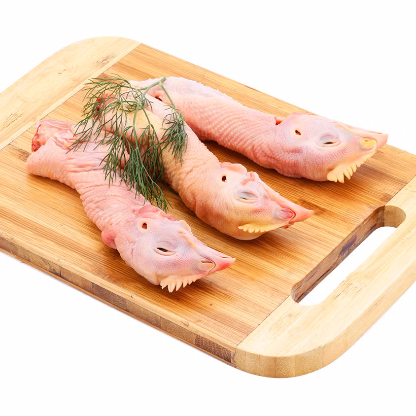 Cổ gà: Cổ gà là món khoái khẩu của mọi người đặc biệt là dân nhậu nhưng ít ai biết nó là bộ phận không nên ăn. Giống như phao câu, trong cổ hà chứa nhiều hạch bạch huyết, hạch này chứa chất gây hại cho sức khỏe con người. Vậy nên hạn chế được thì hãy hạn chế món ăn này nhé.