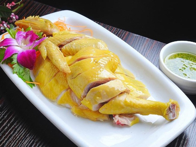 Da gà: Da gà tuy ngon nhưng lại không thực sự tốt cho sức khỏe của bạn. Trong da gà có nhiều chất béo, lượng cholesterol cao, là nơi chứa nhiều chất ô nhiễm, vi khuẩn và mầm bệnh từ môi trường bên ngoài. Đặc biệt đối với món gà nướng, nếu không biết cân đối nhiệt độ thì chất trong da gà có thể biến thành chất gây ung thư, gây hại cho cơ thể.