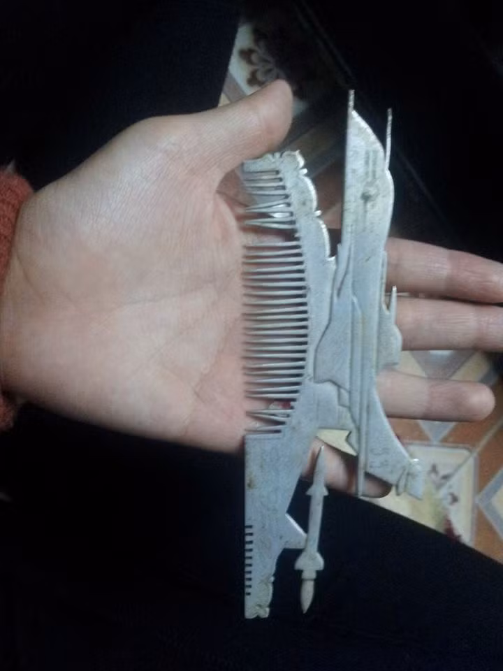 Những chiếc lược được làm từ vỏ máy bay là thứ đồ được dân mạng chia sẻ nhiều nhất trên mạng xã hội kèm theo đó là những câu chuyện cũng được chia sẻ.