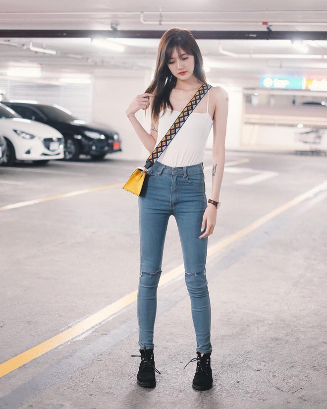 Nhìn vào tổng thể toàn bộ thân hình, Sinesyn được đánh giá bằng từ "mẫu mực" bởi cô bạn này sở hữu một nước da trắng, sống mũi cao vút và đôi mắt mơ màng rất đáng yêu. Bên cạnh đó, hot girl 9X này luôn trung thành với kiểu tóc dài và mái thưa, nhìn luôn dịu dàng và nữ tính.