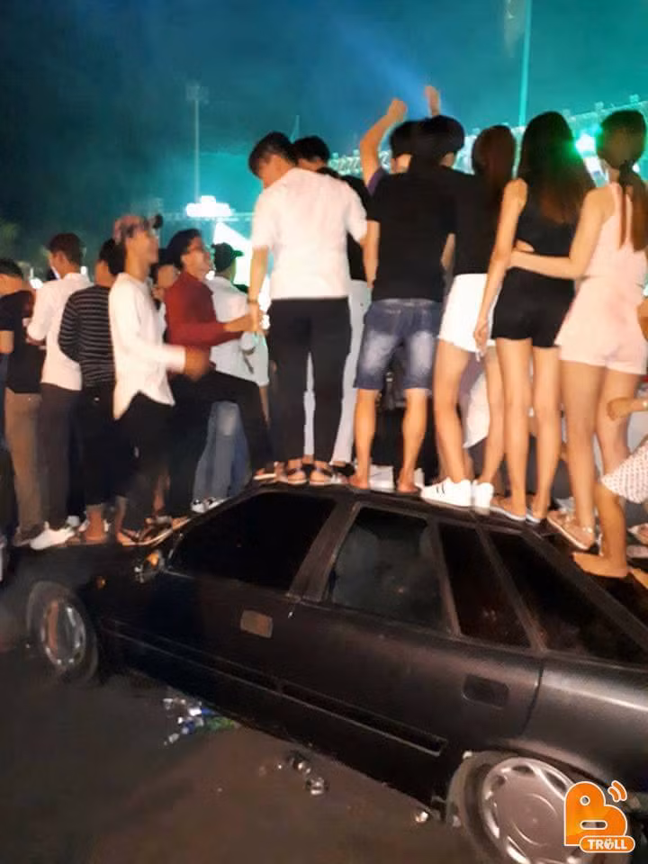 Việc đứng lên nóc xe ô tô để phục vụ cho việc xem nhạc hội dịp nghỉ lễ Quốc khánh 2/9 tại Vũng Tàu là sai nhưng những thanh niên trên còn nhún nhảy khiến chiếc xe hư hỏng khá nặng