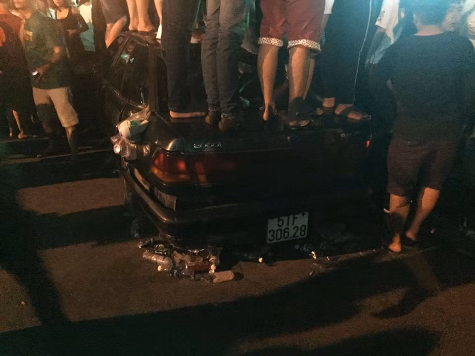 Việc bị dẫm đạp khiến chiếc ô tô "xấu số" bị hư hỏng nặng toàn bộ phần vỏ ngoài và vỡ kính của trời trên nóc xe.