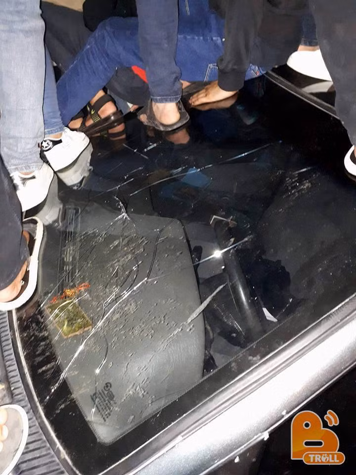 Sau khi những bức ảnh trên được đăng tải rộng rãi trên mạng xã hội đã nhận phải vô vàn "gạch đá" đến từ dân mạng. Nickname Ha Anh Nguyen chia sẻ: "Không thể chấp nhận nổi với cái ý thức của một số bạn trẻ này. Dù có sung tới đâu thì cũng biết rằng đây là xe cá nhân và chủ xe nghĩ sao khi xong sự kiến ra chứng kiến cảnh tượng này".