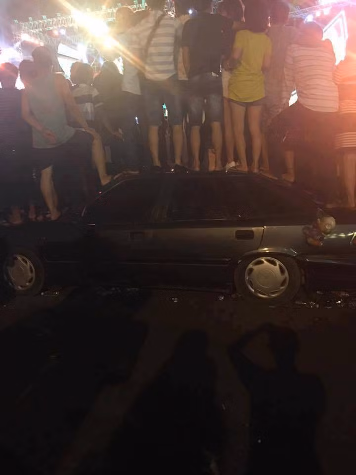 Cụ thể, trong những bức ảnh được chia sẻ trên mạng, do không thể vào được sát sân khấu chính nơi diễn ra đại nhạc hội dịp lễ Quốc khánh được tổ chức tại bãi biển Vũng Tàu, mà một số thanh niên đã vô ý thức không ngần ngại dẫm lên chiếc ô tô 4 chỗ đỗ gần đó để có góc nhìn tốt.