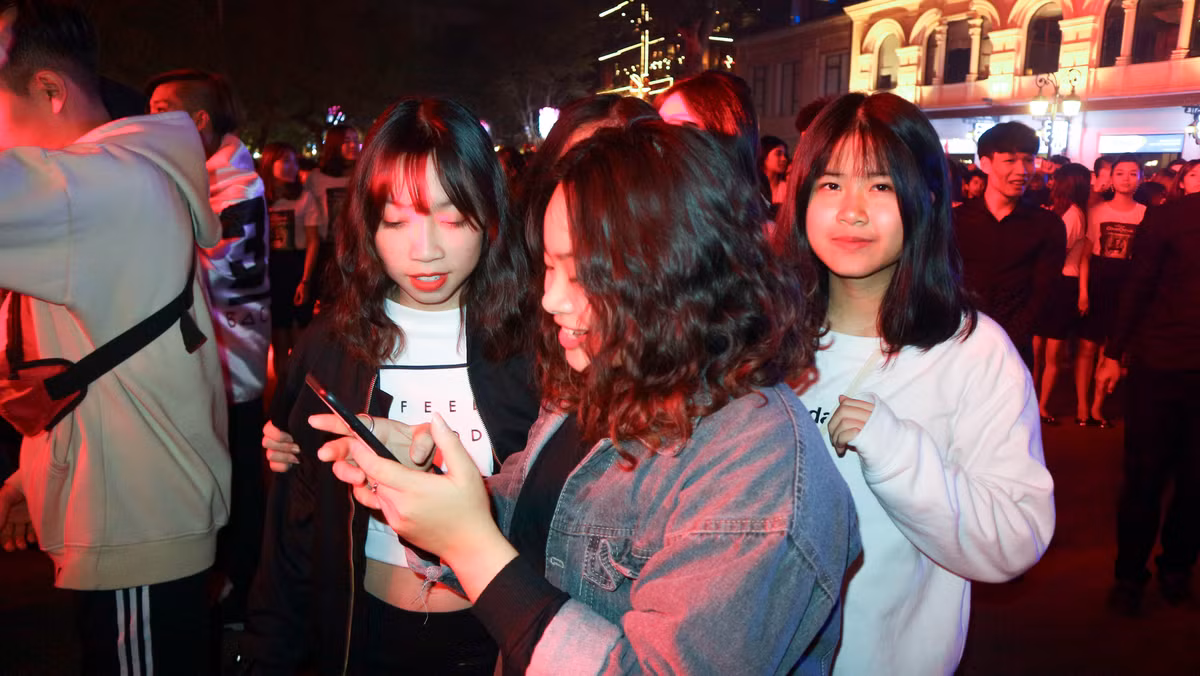 Có mặt tại Quảng trường Cách Mạng Tháng 8, từ rất sớm các bạn trẻ Hà thành đã có mặt để chuẩn bị cho buổi dạ tiệc âm nhạc và ánh sáng, chào đón năm mới 2018. Họ háo hức chờ đón những bản nhạc điện tử đầy sôi động được chơi từ những DJ hàng đầu thế giới và Việt Nam.