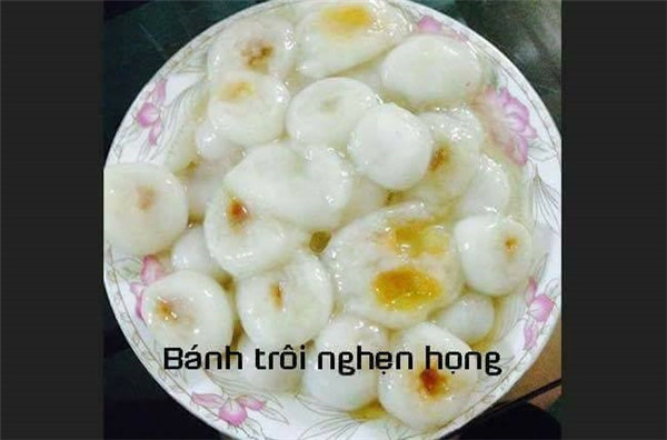 Ngày 3/3 âm lịch là ngày Tết Hàn Thực. Ngày này, các gia đình làm bánh trôi, bánh chay cúng ông bà, tổ tiên và không kiêng đốt lửa. Với người Việt trong dịp này nhiều nơi làm bánh trôi bánh chay cúng thần hoàng.