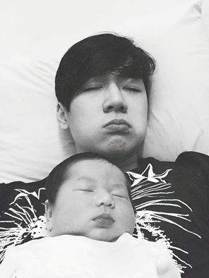 Cậu nhóc kháu khỉnh nhà hot girl Nam Thương - Ba Duy đã chào đời trong tháng 3 vừa qua khiến không khí gia đình bỗng tràn ngập niềm vui.