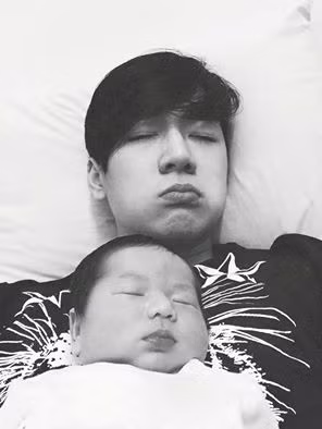 Cậu nhóc kháu khỉnh nhà hot girl Nam Thương - Ba Duy đã chào đời trong tháng 3 vừa qua khiến không khí gia đình bỗng tràn ngập niềm vui.