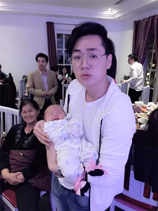 Thời gian vừa qua, những thông tin về vợ chồng hot girl Thanh Hóa là Nam Thương và Ba Duy liên tục được cập nhật. Nhất là khi vợ chồng đình đám này liên tục đăng ảnh về đứa con trai đầu lòng của mình.