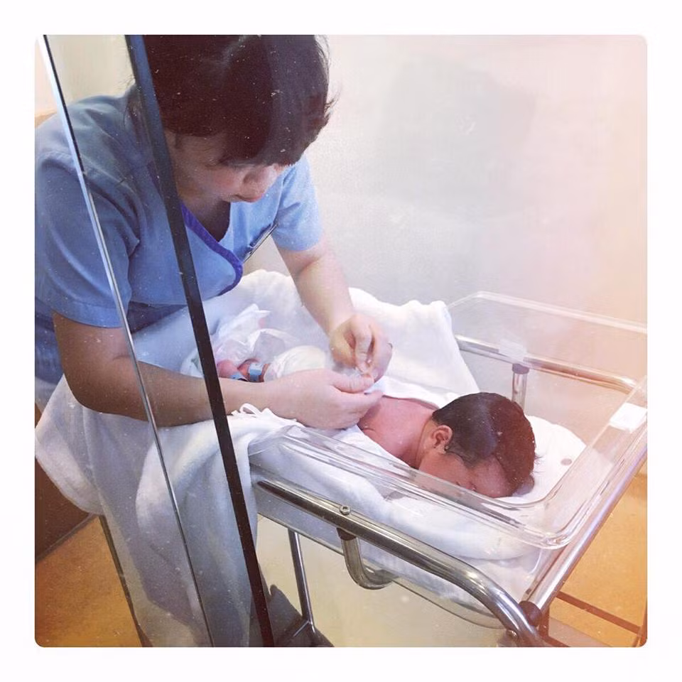 Bên cạnh đó, nhiều bình luận cũng cho rằng cậu bé Đậu sở hữu khuôn mặt bầu bĩnh, đáng yêu giống mẹ nhưng cũng có những đường nét khôi ngô giống bố.