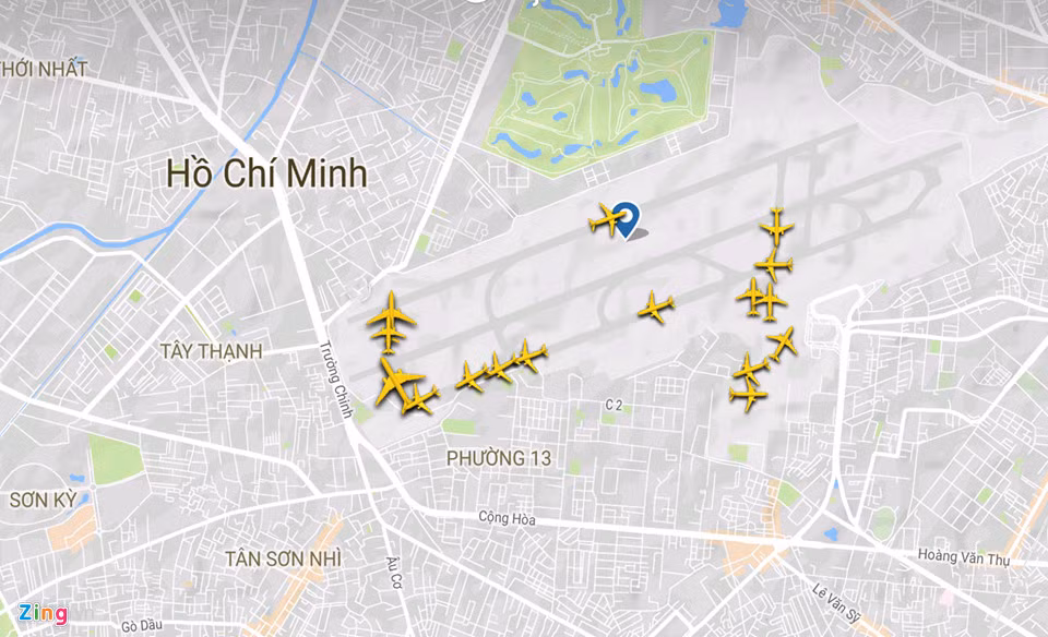 Sân bay Tân Sơn Nhất (TP.HCM) là cảng hàng không nhộn nhịp nhất và có sản lượng vận chuyển cao nhất cả nước. Lâu nay, hình ảnh thường thấy ở đây là trên đường băng, tàu bay luôn xếp hàng dài chờ cất cánh. Trong khi đó phía trên thường có tàu bay khác đang hạ cánh. Đặc biệt, vào các ngày cao điểm dịp Tết Nguyên đán 2018, các đường lăn chờ vào vị trí cất cánh luôn có nhiều tàu bay xếp hàng chờ.