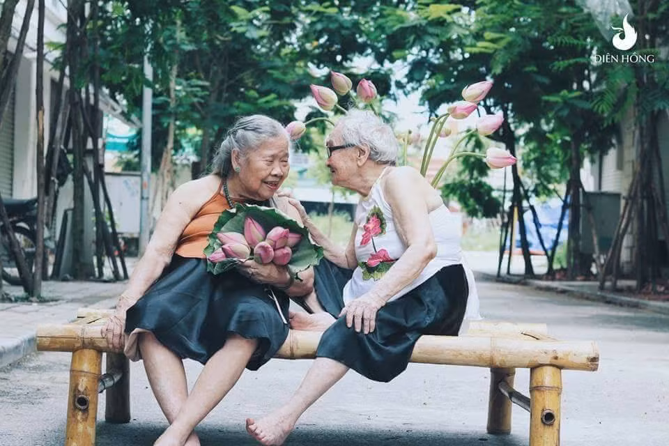 Còn nickname H.G cho rằng: "Nhìn những bức hình của hai cụ con lại nhớ bà ngoại con. Bà kể ngày bà còn trẻ cũng từng mặc áo yếm, bơi thuyền ra hái sen... Hai cụ đẹp lắm ạ. Con chúc hai cụ lúc nào cũng vui vẻ và tràn đầy sức khỏe"