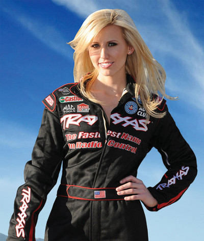 Courtney Force là con gái út của tay đua John Force từng 15 lần giành chiến thắng tại giải NHRA Funny Car.