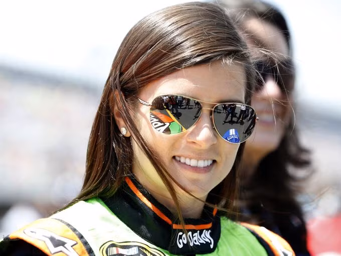 Danica Patrick là tay đua người Mỹ sinh năm 1982, cô là người nắm giữ nhiều kỷ lục nhất trong những bóng hồng mê tốc độ. Danica từng nhiều lần giành thắng lợi tại giải IndyCar và giải Indianapolis 500.