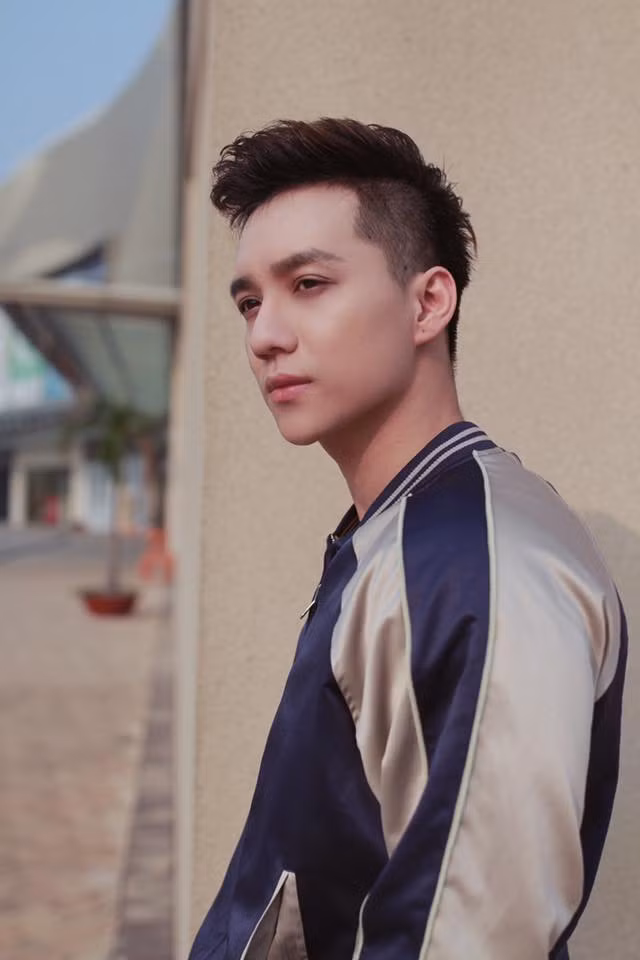 Bỏ đi vẻ quyến rũ từ thân hình 6 múi, Jipi bất ngờ hóa thân thành "hoàng tử bạch mã" trong bộ ảnh mới.