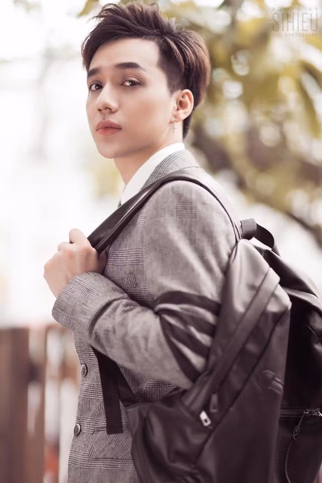 Hotboy thẩm mỹ vạn người mê này đã chia sẻ trên trang facebook cá nhân của mình những bức ảnh về tạo hình nhân tử nhận được rất nhiều sự quan tâm của cộng đồng mạng.