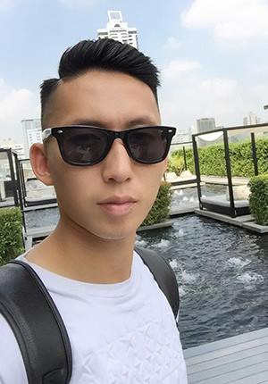 Đầu tiên đó là thời trang tóc, theo Tú Ngựa thì kiểu tóc của anh được gọi là kiểu tóc "bên lở, bên bồi" và là một phong cách mới cách tân từ trào lưu tóc under cut đang rất thịnh hành tại Việt Nam.