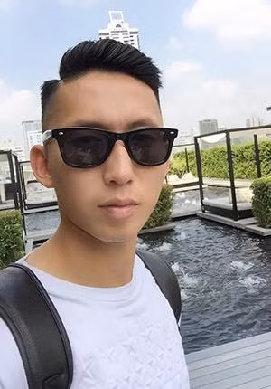 Đầu tiên đó là thời trang tóc, theo Tú Ngựa thì kiểu tóc của anh được gọi là kiểu tóc "bên lở, bên bồi" và là một phong cách mới cách tân từ trào lưu tóc under cut đang rất thịnh hành tại Việt Nam.