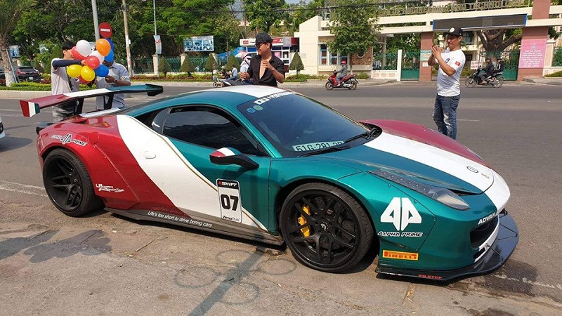 Mỹ Nhung và Minh Hoàng đã sử dụng 1 chiếc ôtô Ferrari 458 làm xe rước dâu và đi hộ tống là 22 chiếc xe moto gồm: Ducati V4s, Aprilia rsv4, Suzuki gsx s1000, Honda cbr1000rr,… và đặc biệt là 3 chiếc Kawasaki H2 trong khi tại Việt Nam chỉ có 5 chiếc loại này